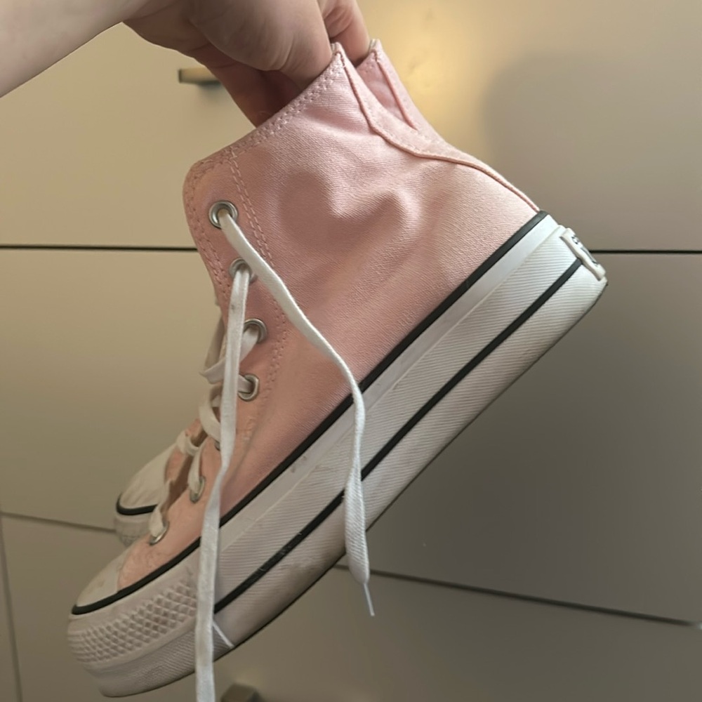 Pink converse all stars worn ONCE size 8.5